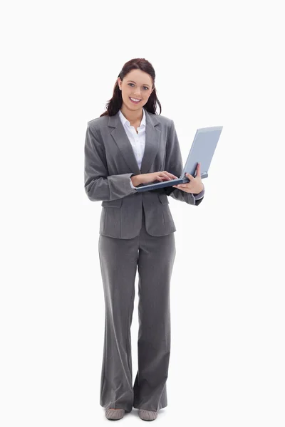 Empresária sorrindo com um laptop — Fotografia de Stock