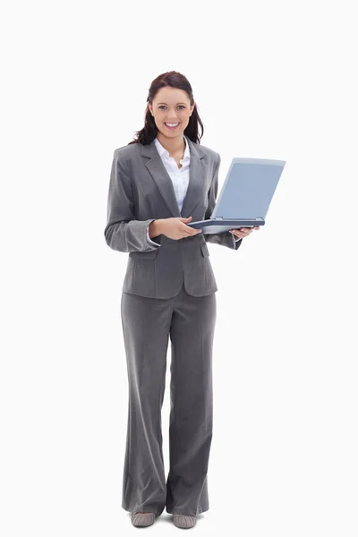 Empresária olhando feliz com um laptop — Fotografia de Stock