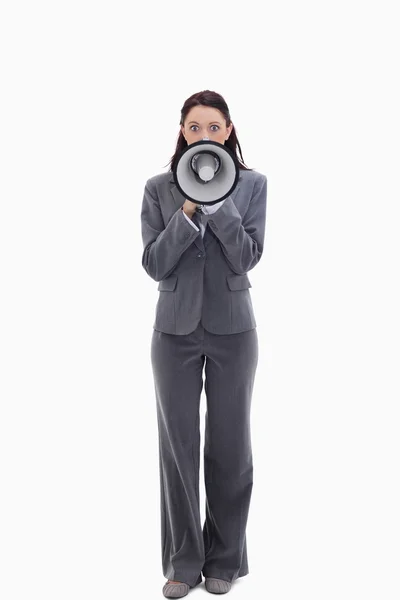 Uttrycksfulla affärskvinna talar i en megafon — Stockfoto