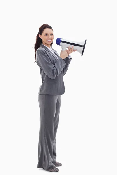 Profil einer Geschäftsfrau, die mit einem Megafon lächelt — Stockfoto