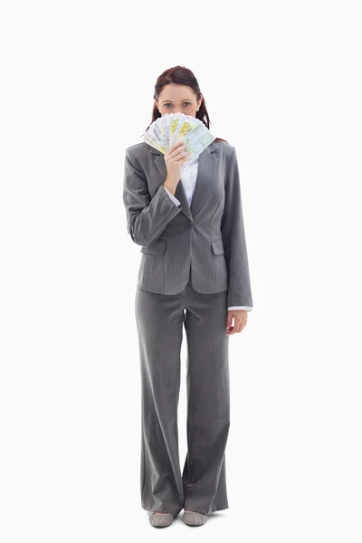 Mujer de negocios escondida con billetes de banco en la mano —  Fotos de Stock