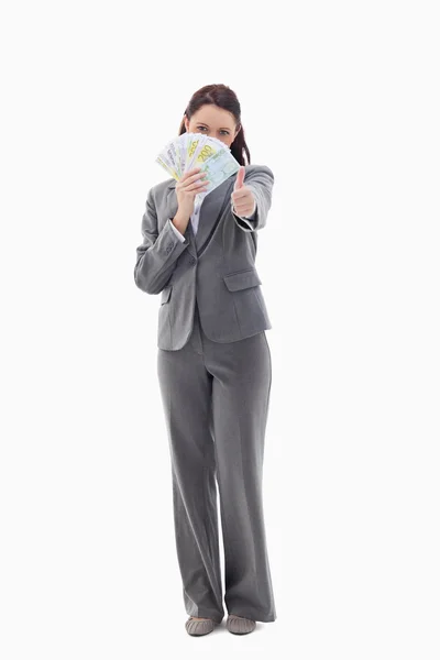 Geschäftsfrau genehmigt und versteckt sich mit Geldscheinen in der Hand — Stockfoto