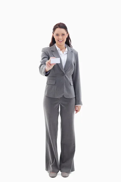 Mujer de negocios sonriente mostrando una tarjeta —  Fotos de Stock