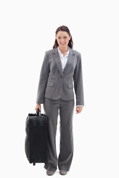 Üzletasszony egy bőrönddel mosolyogva — Stock Fotó