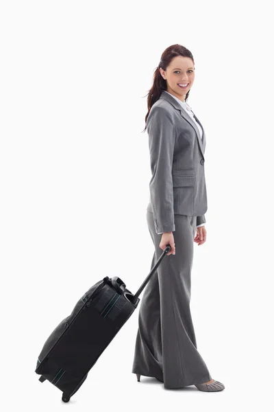 Profil einer Geschäftsfrau, die mit einem Koffer lächelt — Stockfoto