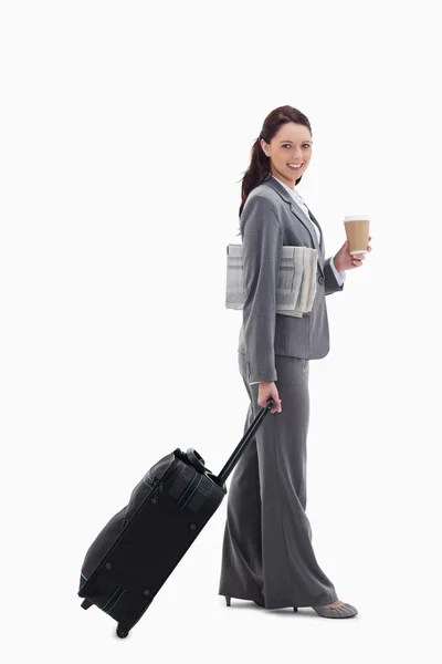 Profil einer lächelnden Geschäftsfrau bei einer Reise — Stockfoto