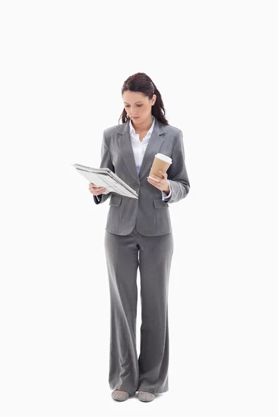 Femme d'affaires avec un café lisant un journal — Photo
