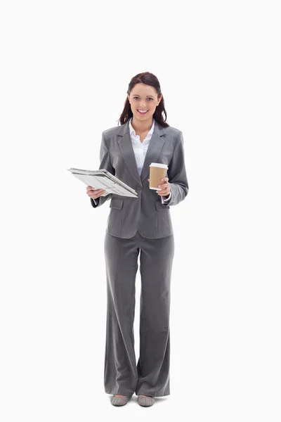 Geschäftsfrau lächelt bei Kaffee und Zeitung — Stockfoto