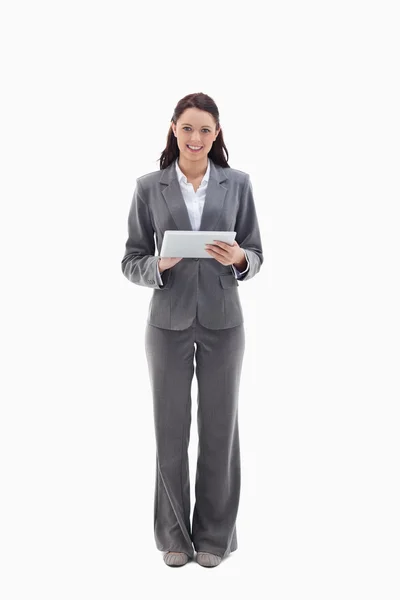 Mujer de negocios sonriendo con una almohadilla táctil —  Fotos de Stock