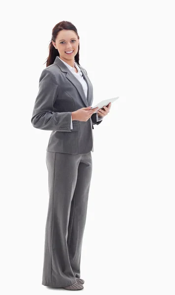 Perfil de uma mulher de negócios sorrindo com um touch pad — Fotografia de Stock
