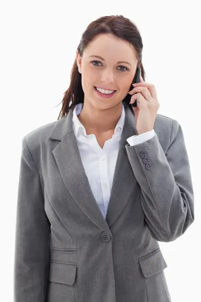 Geschäftsfrau lächelt am Telefon — Stockfoto