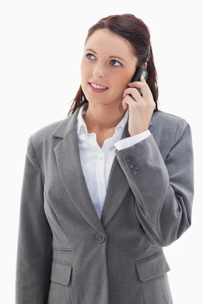 Geschäftsfrau am Telefon schaut auf — Stockfoto