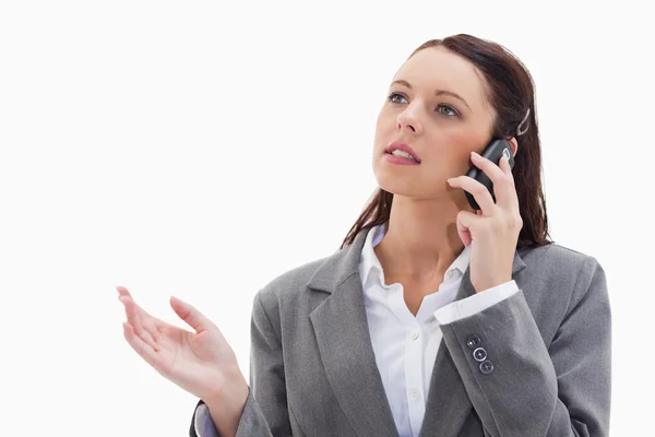 Nahaufnahme einer Geschäftsfrau am Telefon, die erklärt, — Stockfoto
