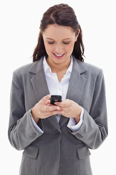 笑みを浮かべて、彼女の携帯電話を見ている実業家 — ストック写真