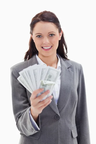 Mujer de negocios sonriendo y sosteniendo una gran cantidad de billetes de dólar —  Fotos de Stock