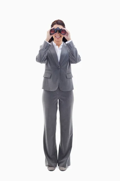 Mujer de negocios sonriendo y mirando a través de los prismáticos —  Fotos de Stock
