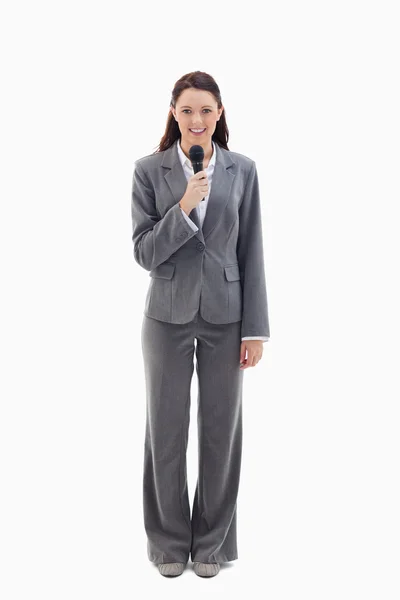 Gülümseyen ve bir mikrofon holding iş kadını — Stok fotoğraf