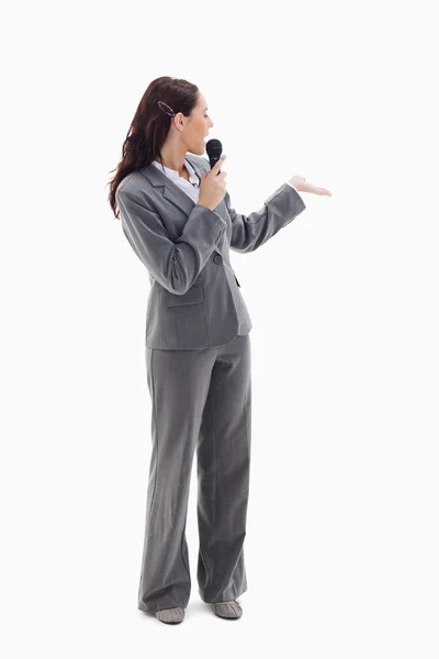Businesswoman announcer speaking in a microphone — Stock Photo, Image