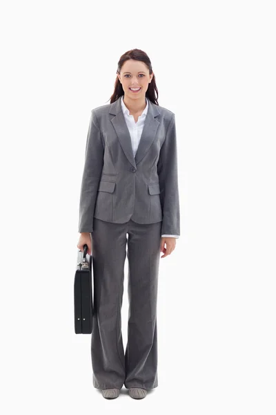 Geschäftsfrau lächelt mit Aktentasche — Stockfoto