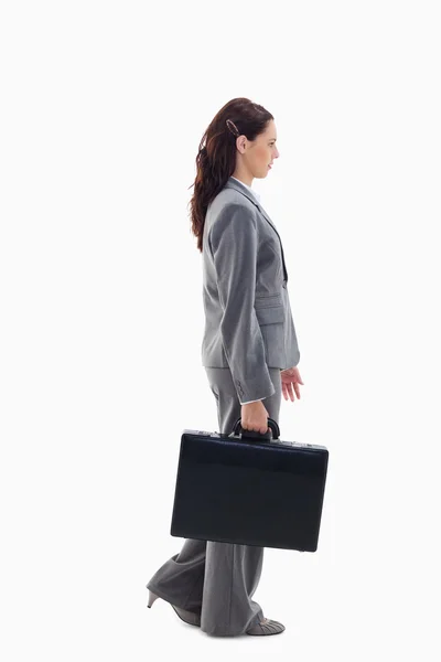 Профиль деловой женщины, идущей с портфелем — стоковое фото