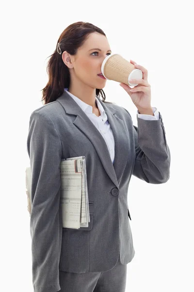 Empresaria con un periódico bebiendo un café — Foto de Stock