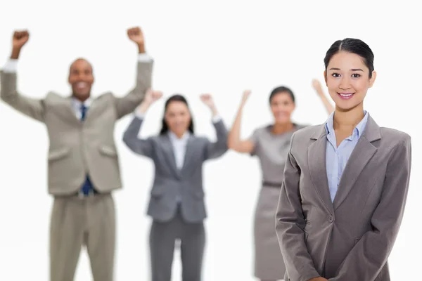 Zakenvrouw lachend met enthousiaste medewerkers — Stockfoto