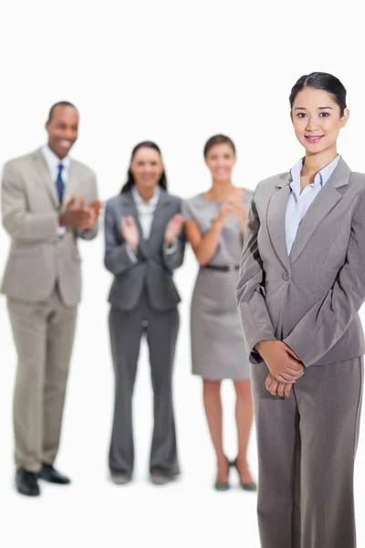 Primer plano de una mujer de negocios con compañeros de trabajo aplaudiendo en la ba —  Fotos de Stock