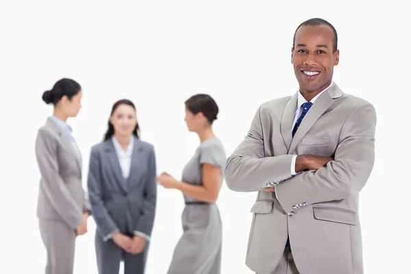 Biznesmen uśmiechający się współpracownikom trzy rozmowy w backgro — Zdjęcie stockowe