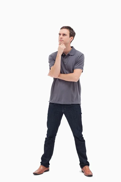 Pensativo de pé homem e suas pernas separadas — Fotografia de Stock