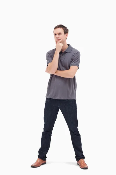 Nachdenklicher stehender Mann mit gespreizten Beinen — Stockfoto