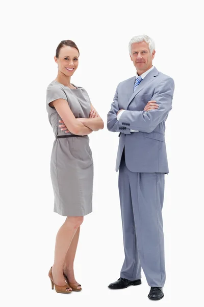 Witte haren man aangezicht tot aangezicht met een vrouw overschrijding van hun armen en — Stockfoto