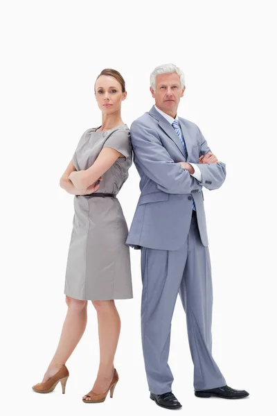 Hombre de negocios serio pelo blanco espalda con espalda con una mujer — Foto de Stock