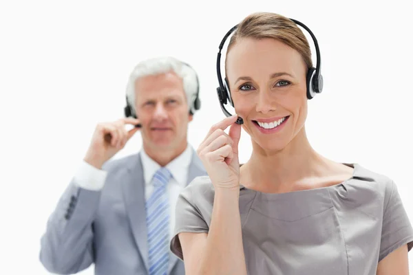 Μεγέθυνση του ένα χαμογελαστό γυναίκα φοράει ένα ακουστικό με μια άσπρη τρίχα — Φωτογραφία Αρχείου