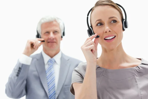 Zbliżenie kobiety mówić i noszenie słuchawek z białe h — Zdjęcie stockowe