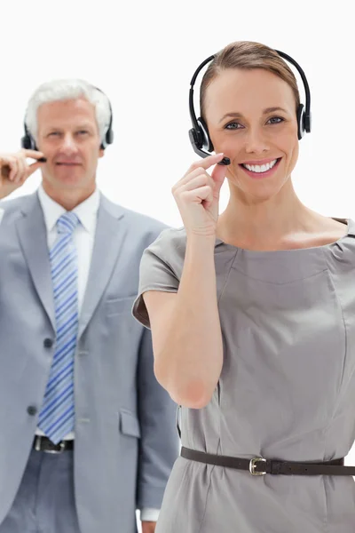 Zbliżenie: kobieta uśmiechając się i noszenie słuchawek z białe h — Zdjęcie stockowe