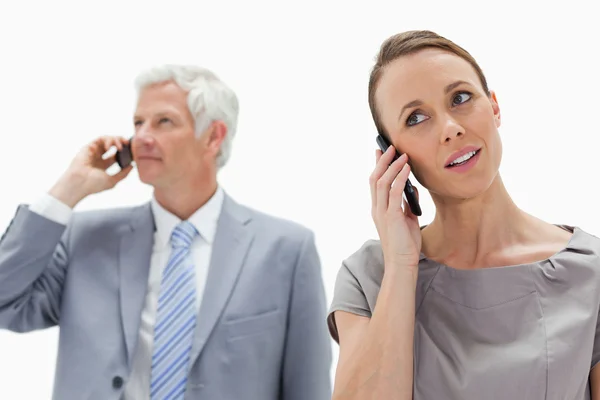 Close-up de uma mulher ao telefone com um homem de negócios de cabelo branco — Fotografia de Stock