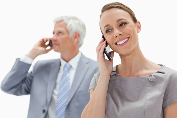 Primer plano de una mujer sonriente haciendo una llamada con un busi de pelo blanco —  Fotos de Stock