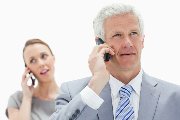 Κινηματογράφηση σε πρώτο πλάνο ενός επιχειρηματία άσπρα μαλλιά, μιλώντας στο τηλέφωνο με ένα — Φωτογραφία Αρχείου