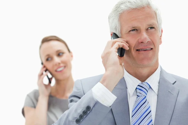 Primer plano de un hombre de negocios de cabello blanco hablando por teléfono con un — Foto de Stock