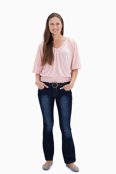 Woman smiling with her hands in her pockets — Stock Photo, Image