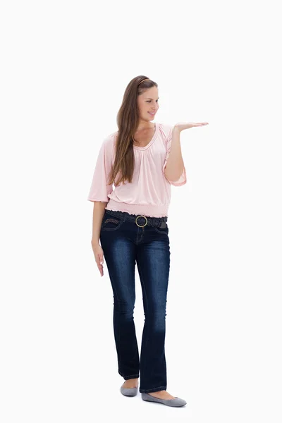 Junge Frau präsentiert mit ihrer Hand — Stockfoto
