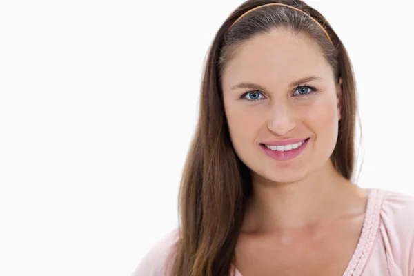 Nahaufnahme einer jungen Frau mit dunkelblonden Haaren, die lächelt — Stockfoto