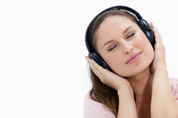 Крупный план девушки, слушающей музыку — стоковое фото