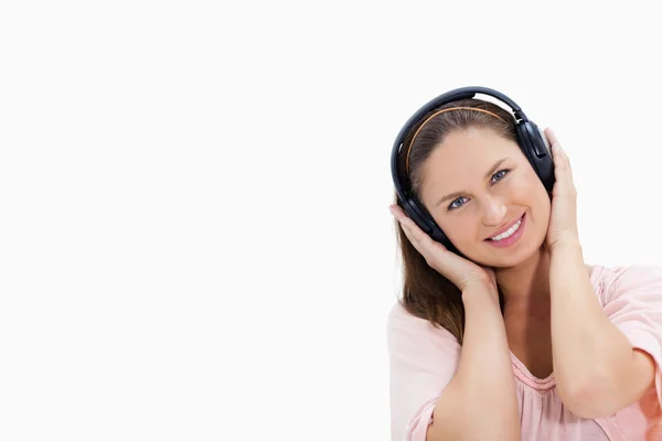 Menina sorrindo usando fones de ouvido — Fotografia de Stock