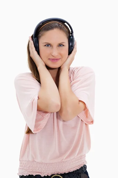 Dziewczyna z różową koszulę noszenie słuchawek — Zdjęcie stockowe