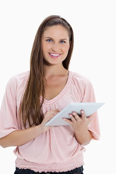 Close-up de uma menina sorridente usando um touchpad — Fotografia de Stock