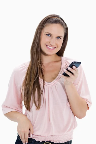 Gros plan d'une fille tenant un téléphone portable — Photo