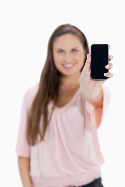 Detail dívky ukazující smartphone obrazovky — Stock fotografie