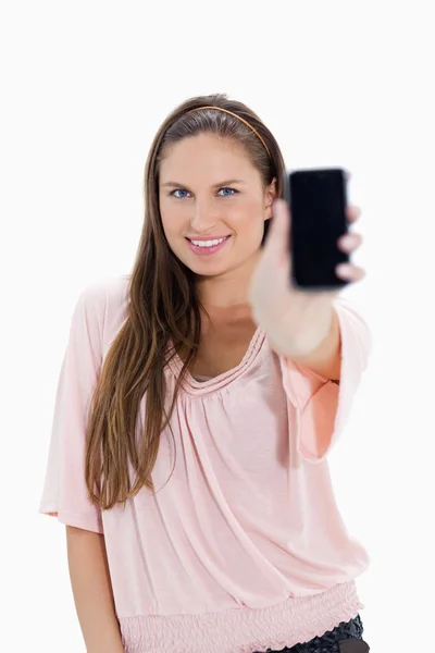 Close-up of a smiling girl showing a smartphone — Stock Photo, Image