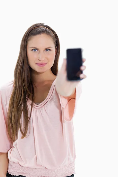 Gros plan d'une fille montrant un smartphone — Photo